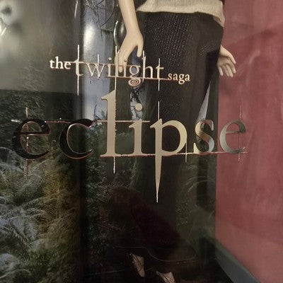 2010 Mattel Barbie Pink Label “The Twilight Saga: Eclipse Alice” #T2237 *NRFB*