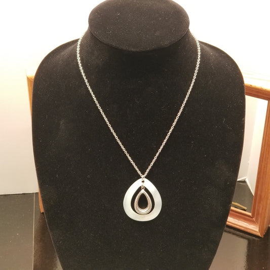 Silver Tone Shell Pendant Necklace