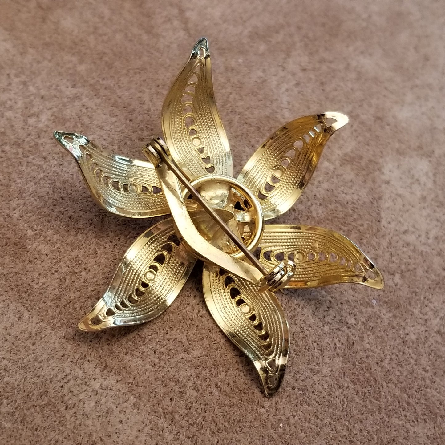 Vintage Gold Tone Flower Brooch