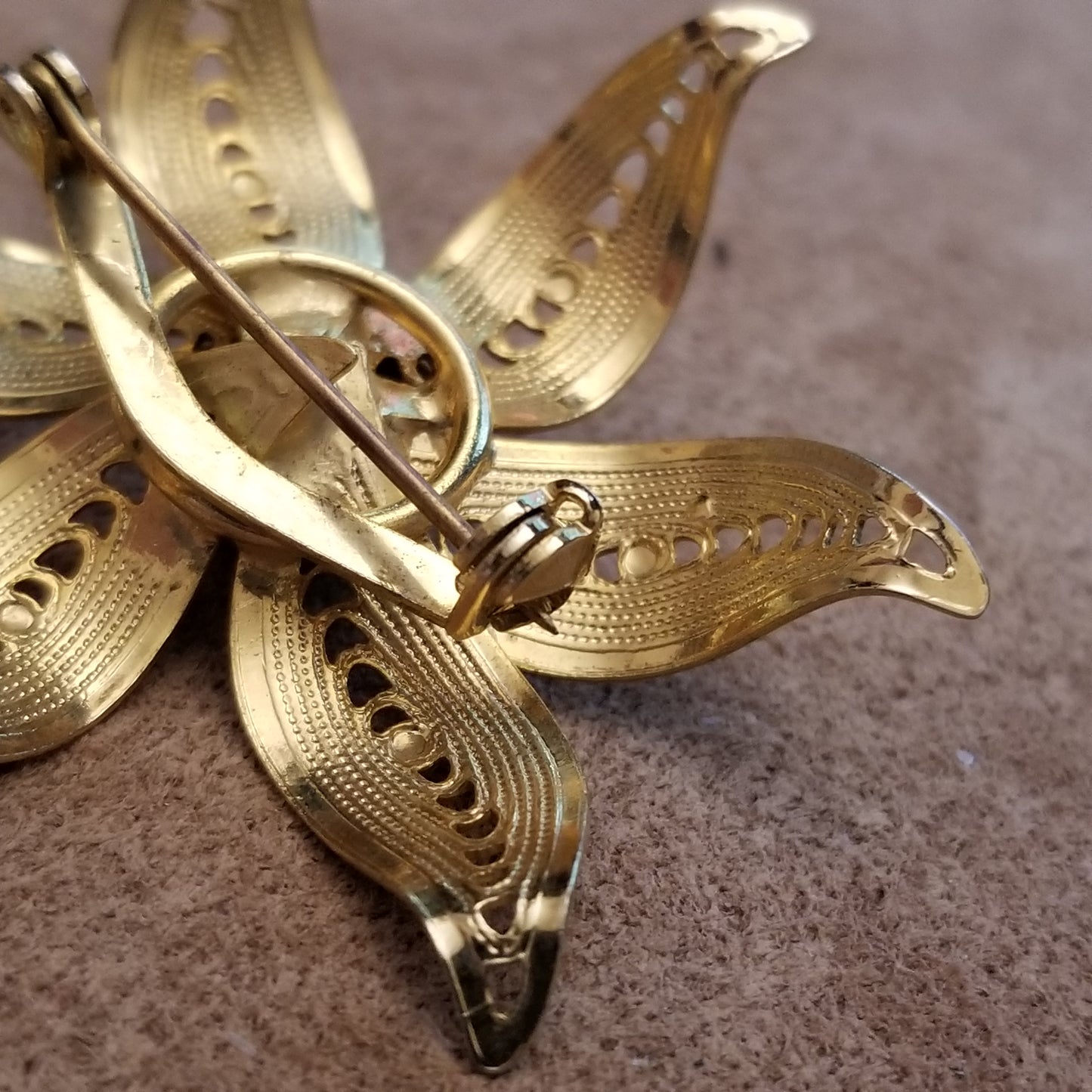Vintage Gold Tone Flower Brooch