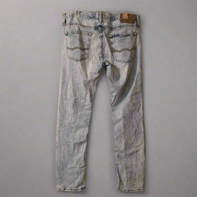 Men’s Light Wash Distressed Jeans – Straight Leg