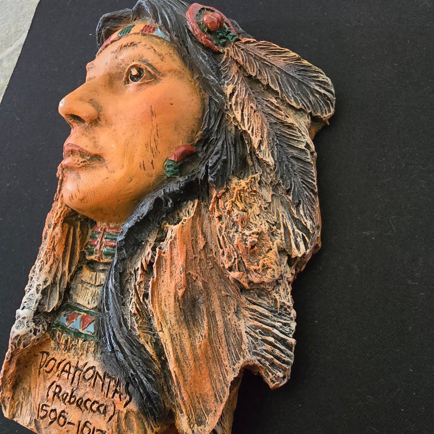 Vintage Pocahontas Wall Plaque – Hand-Painted Resin Portrait – 1596–1617 Native American History