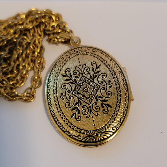 Vintage Gold Tone Locket Necklace
