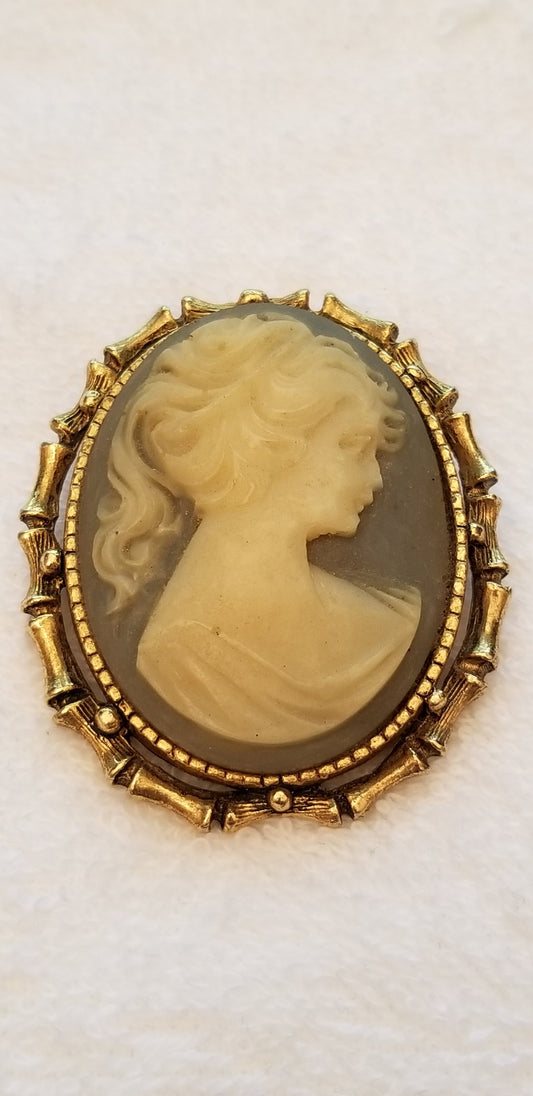 Vintage Style Gray Right Facing Oval Cameo