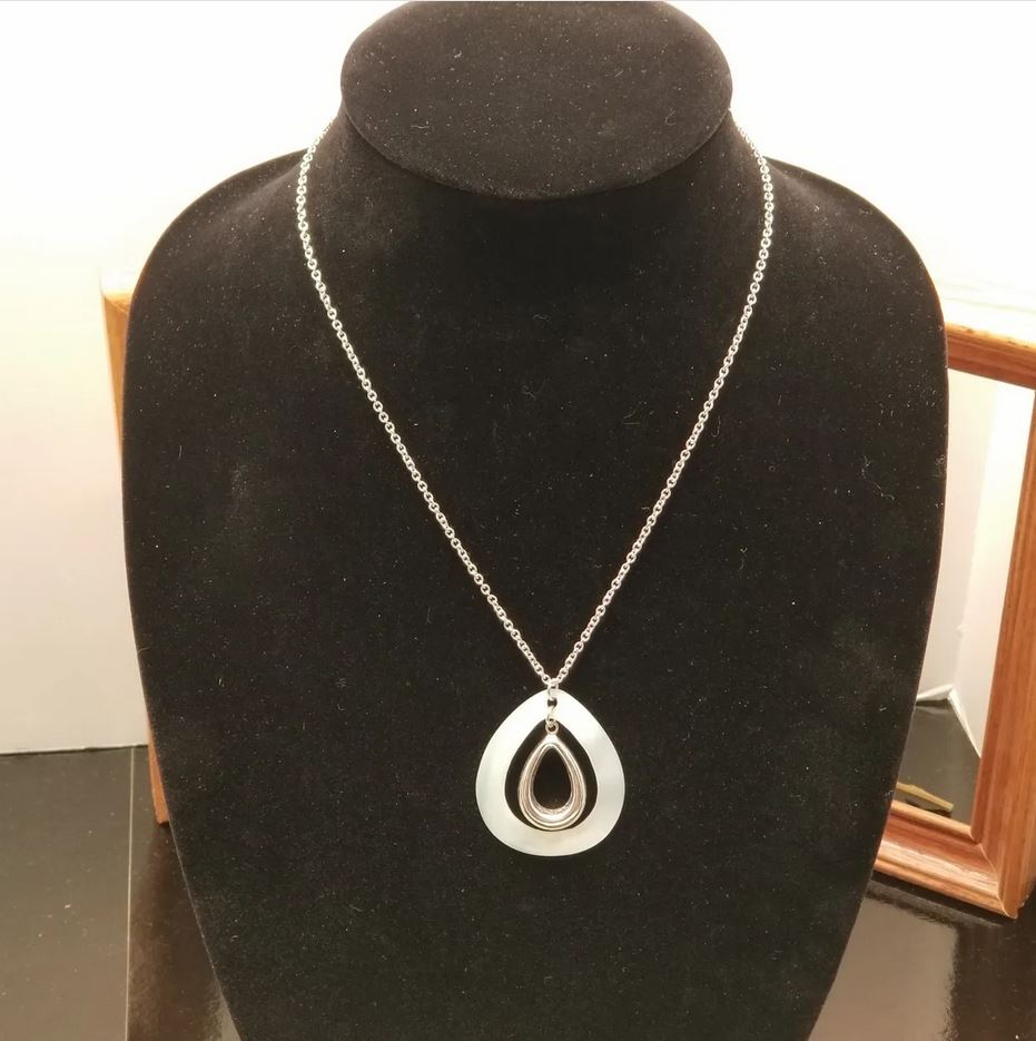 Silver Tone Shell Pendant Necklace