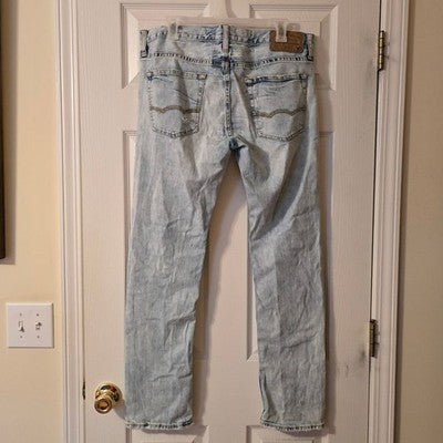 Men’s Light Wash Distressed Jeans – Straight Leg