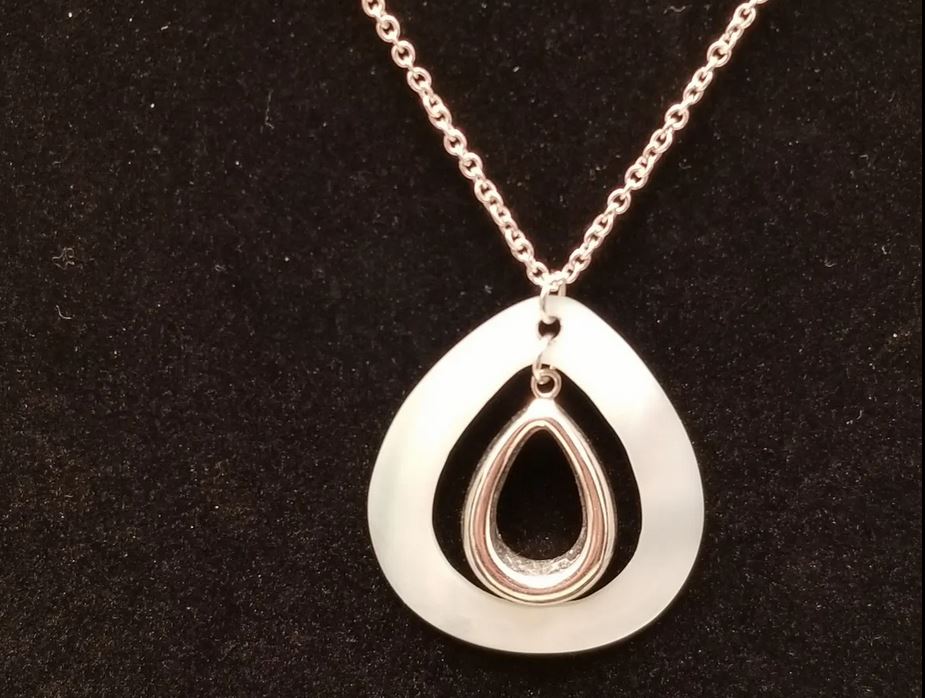 Silver Tone Shell Pendant Necklace
