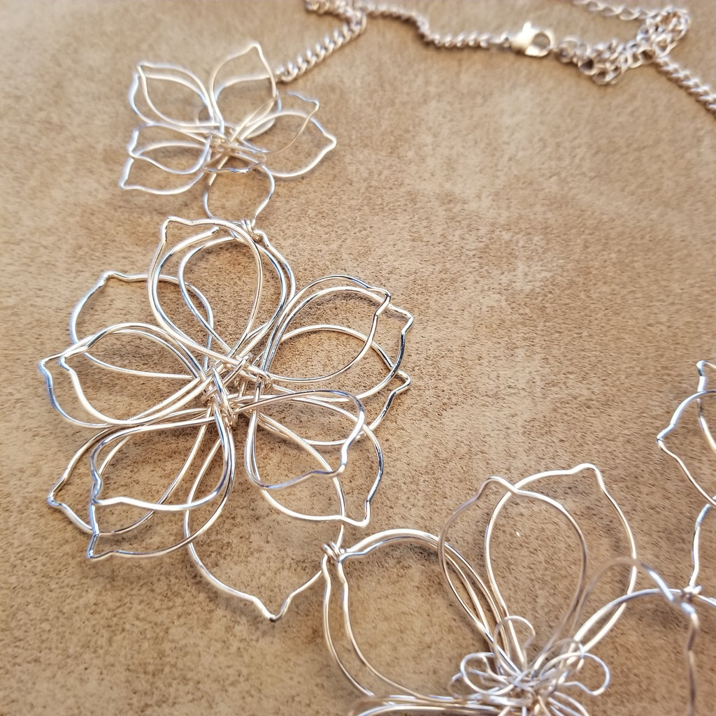 Gold Tone Wire Necklace