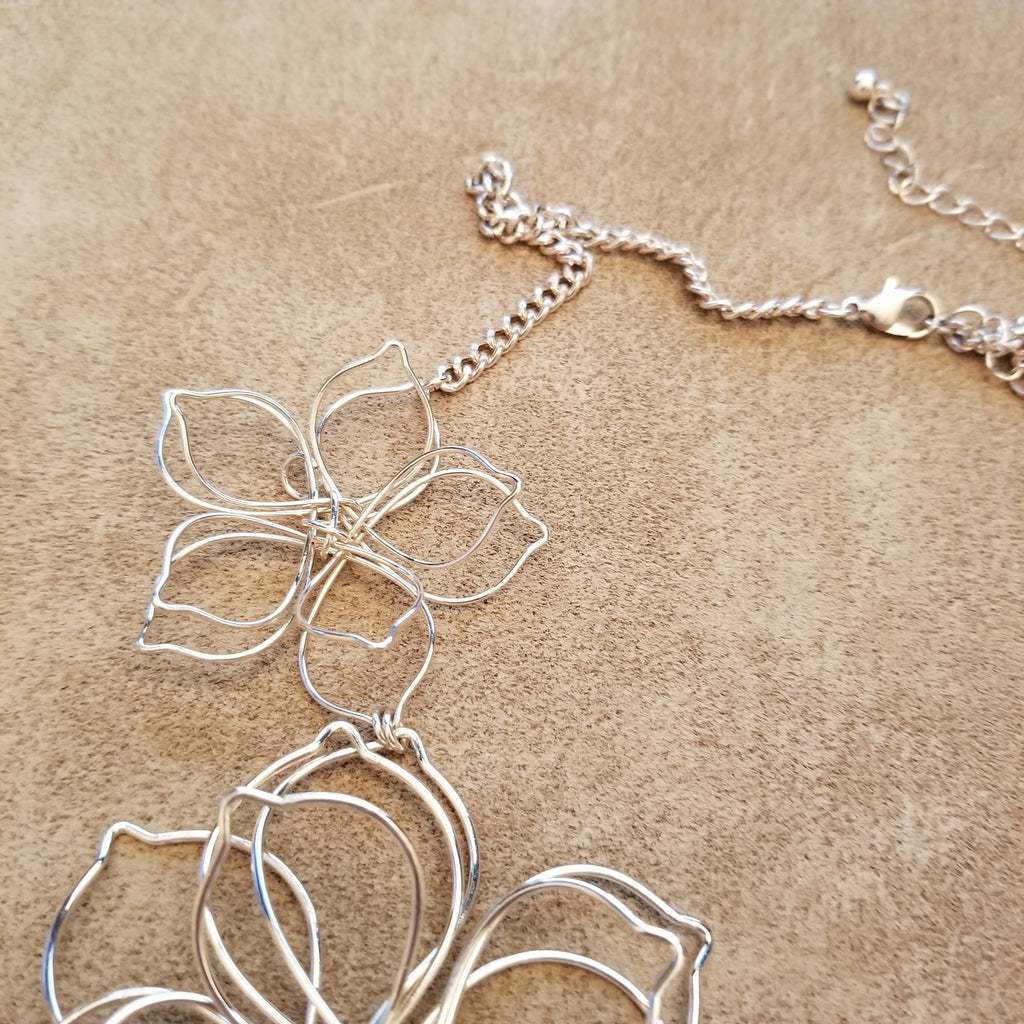 Gold Tone Wire Necklace