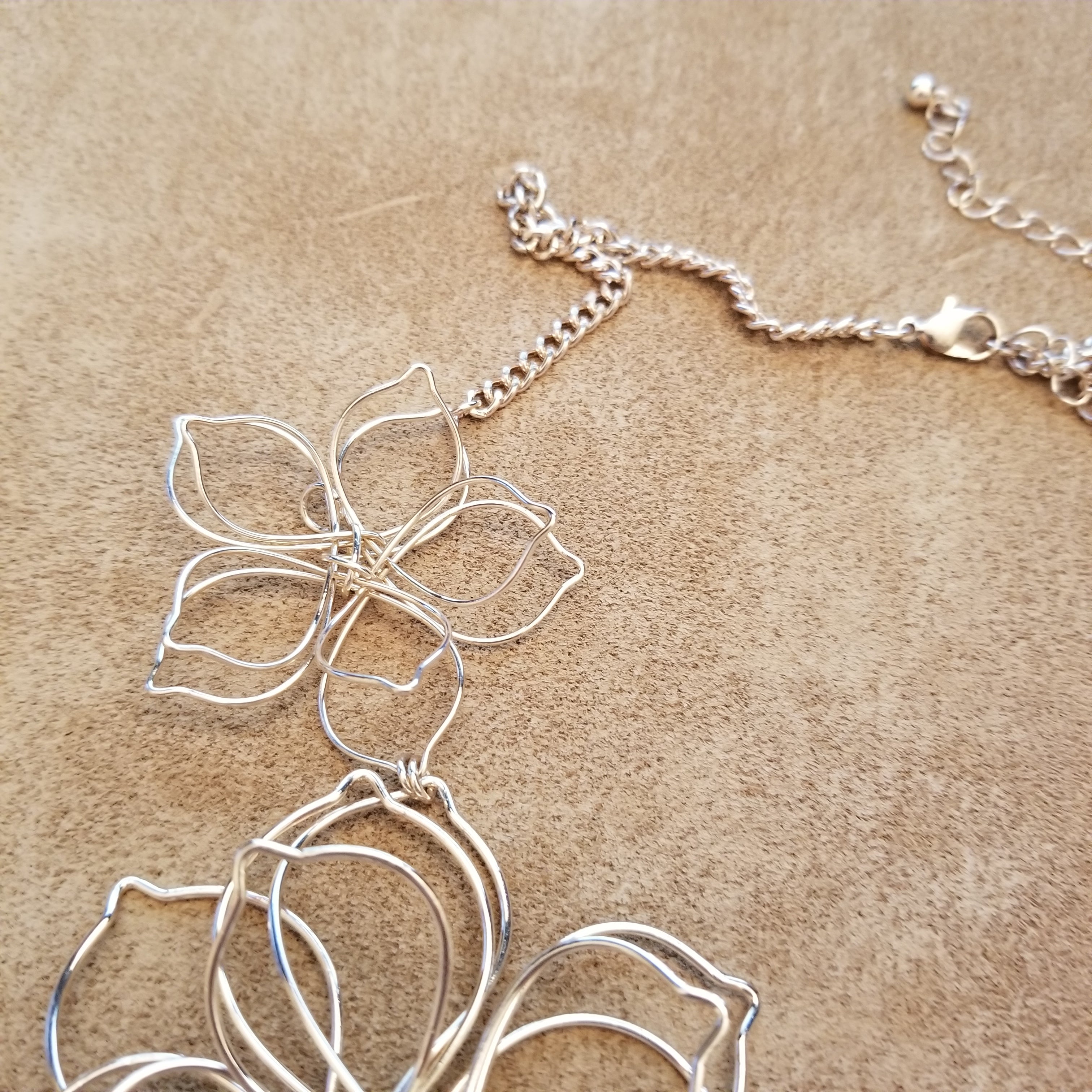 Gold Tone Wire Necklace