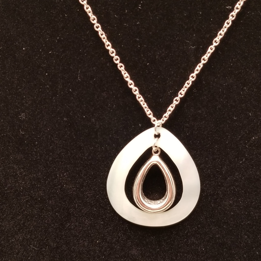 Silver Tone Shell Pendant Necklace