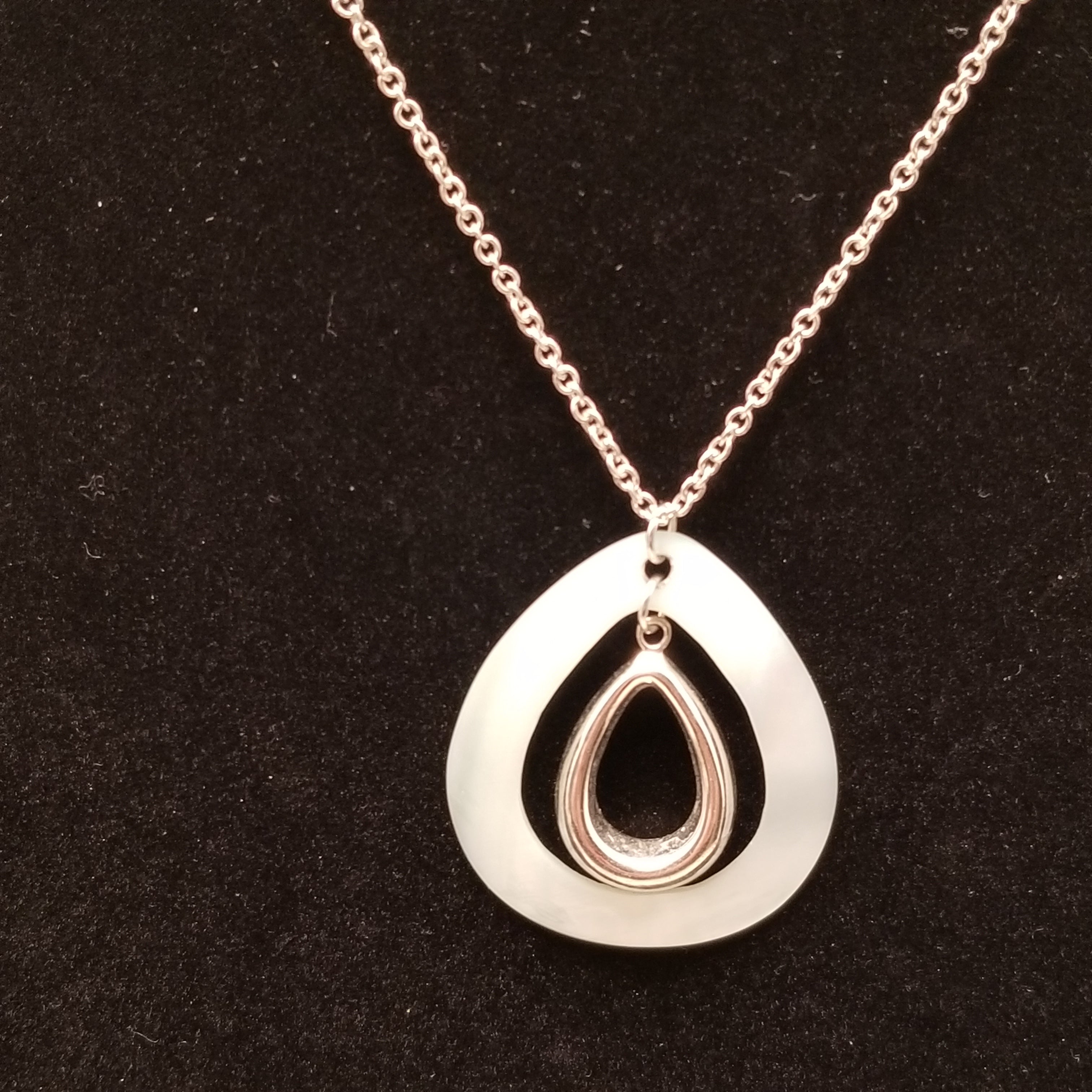 Silver Tone Shell Pendant Necklace