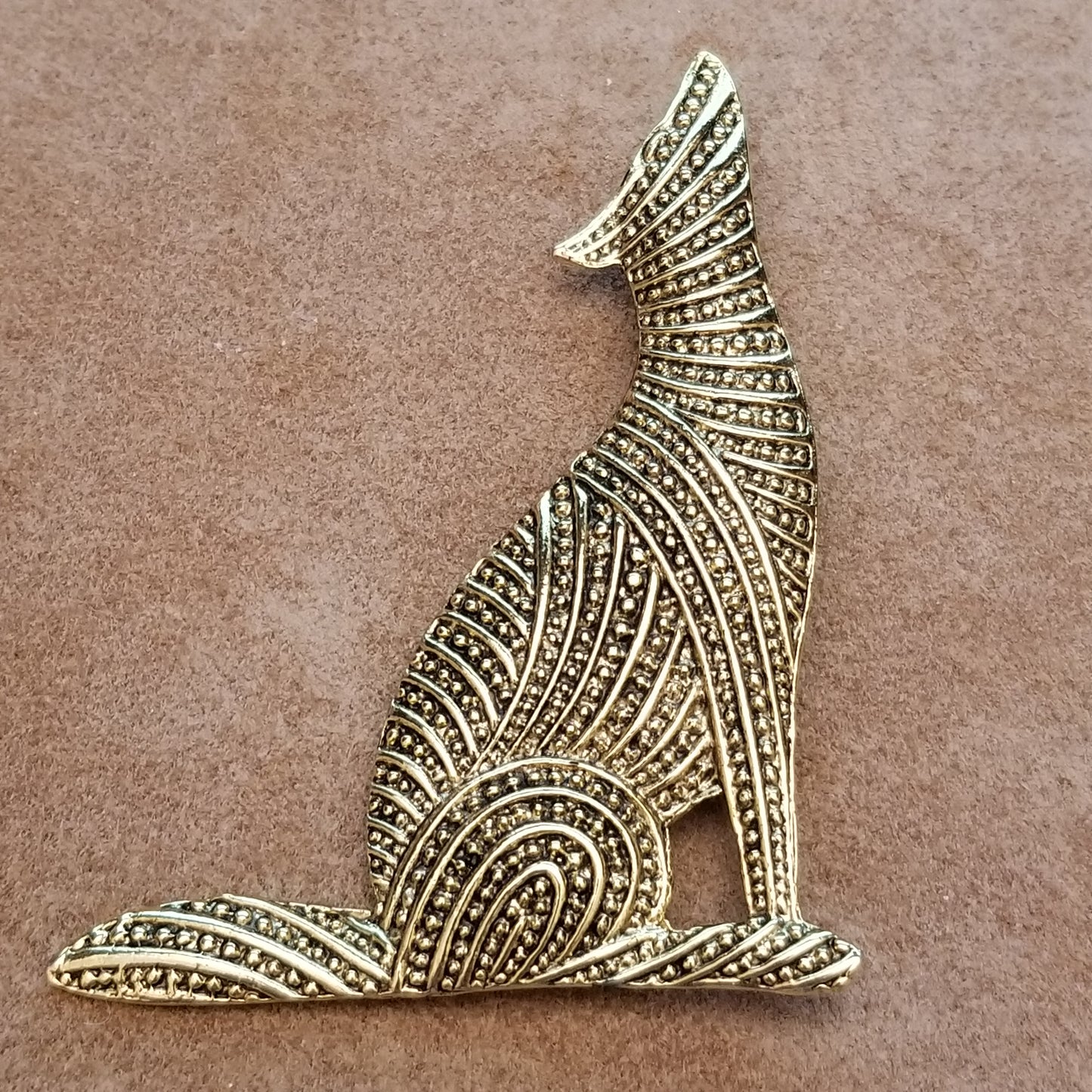 Gold Tone Howling Wolf Coyote Brooch