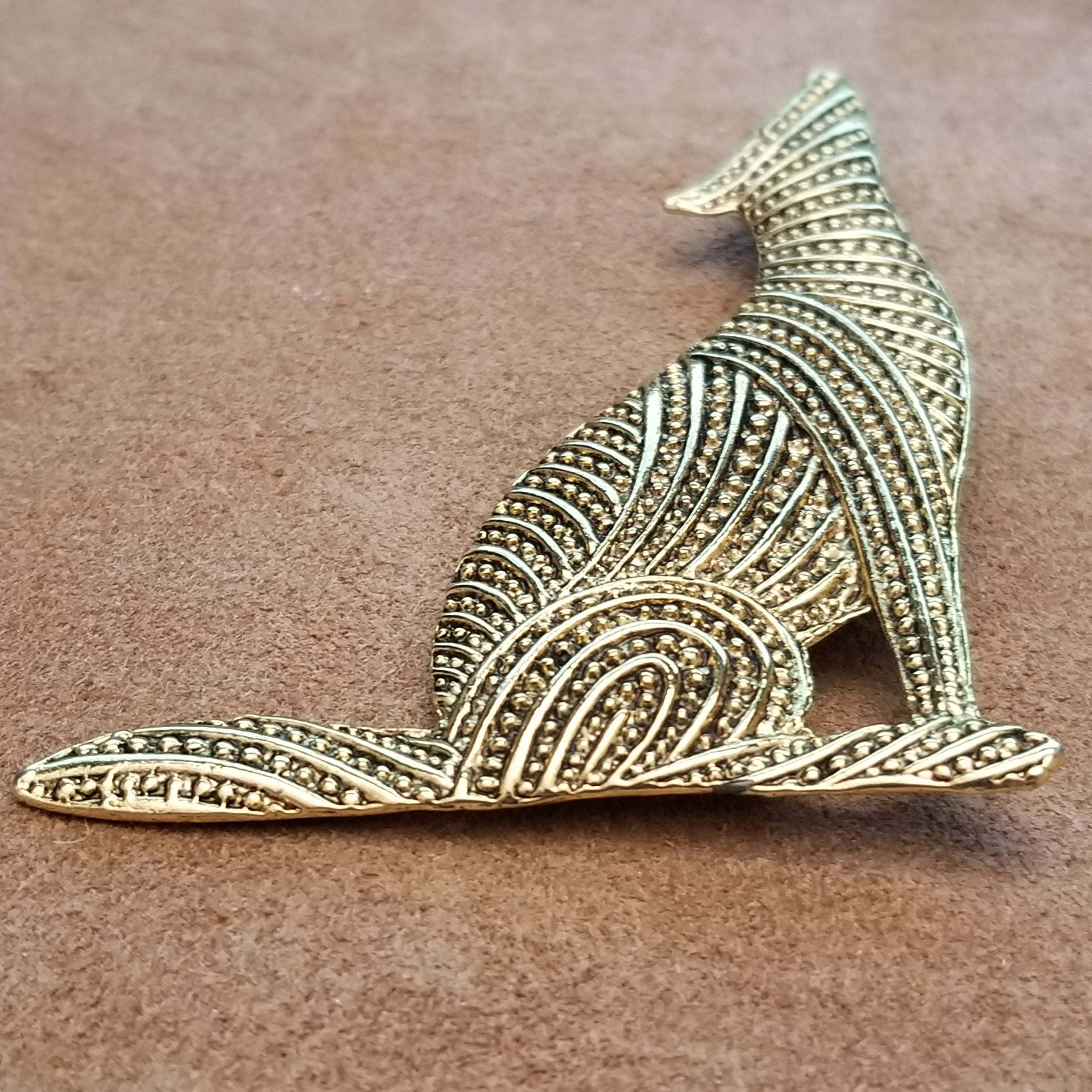 Gold Tone Howling Wolf Coyote Brooch