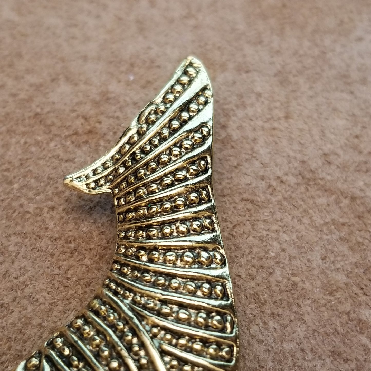Gold Tone Howling Wolf Coyote Brooch