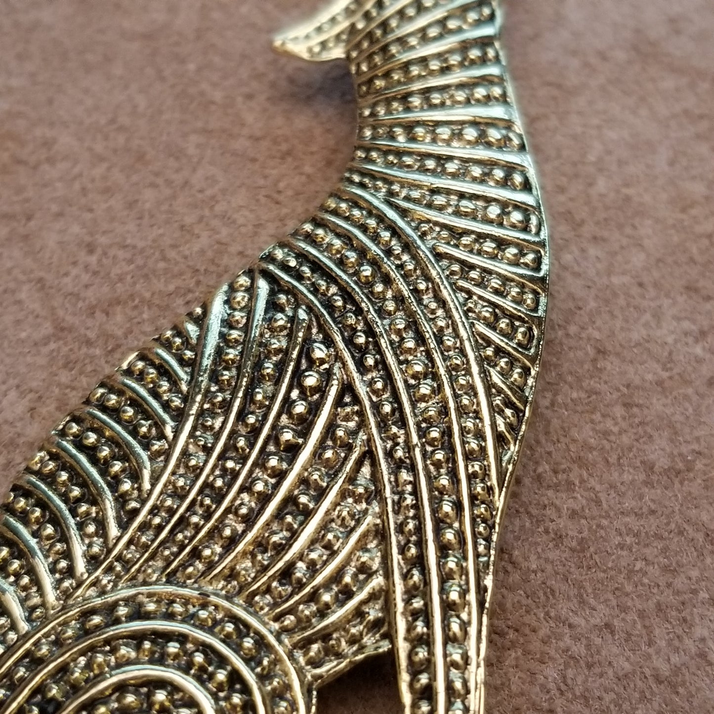 Gold Tone Howling Wolf Coyote Brooch