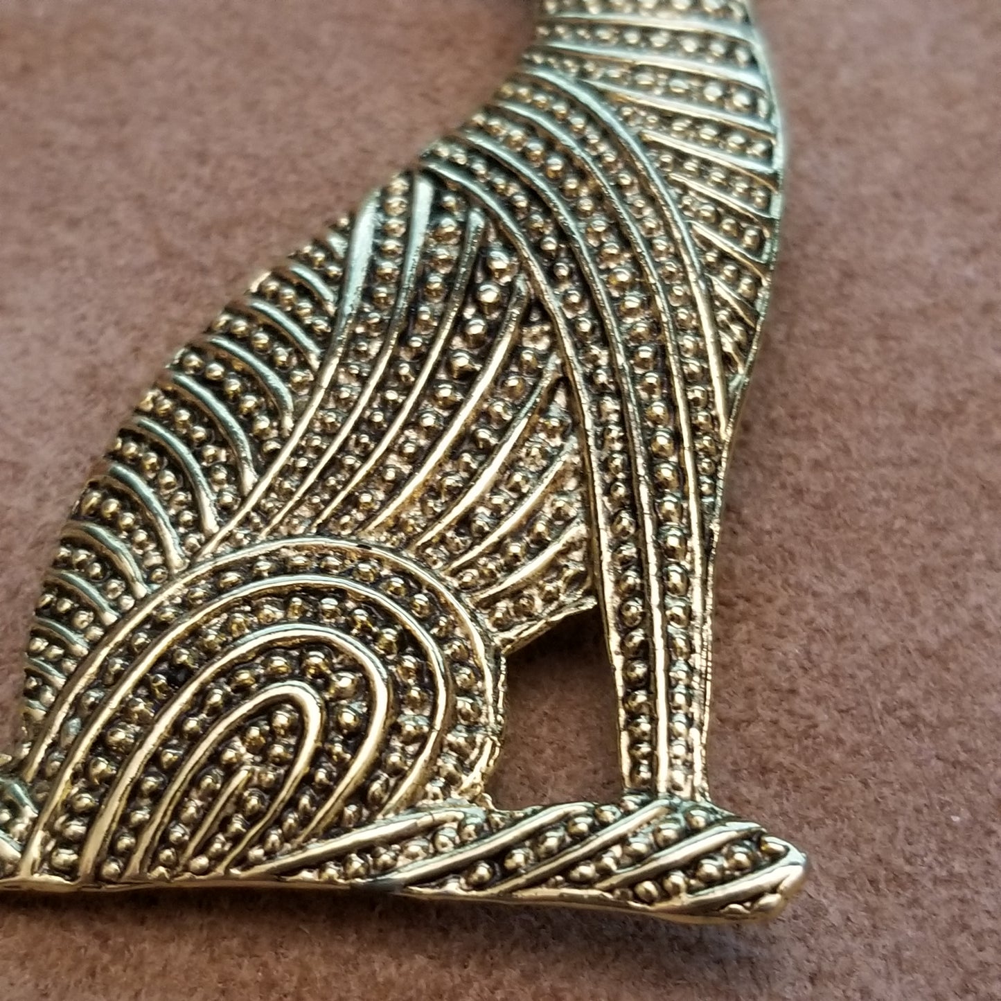 Gold Tone Howling Wolf Coyote Brooch