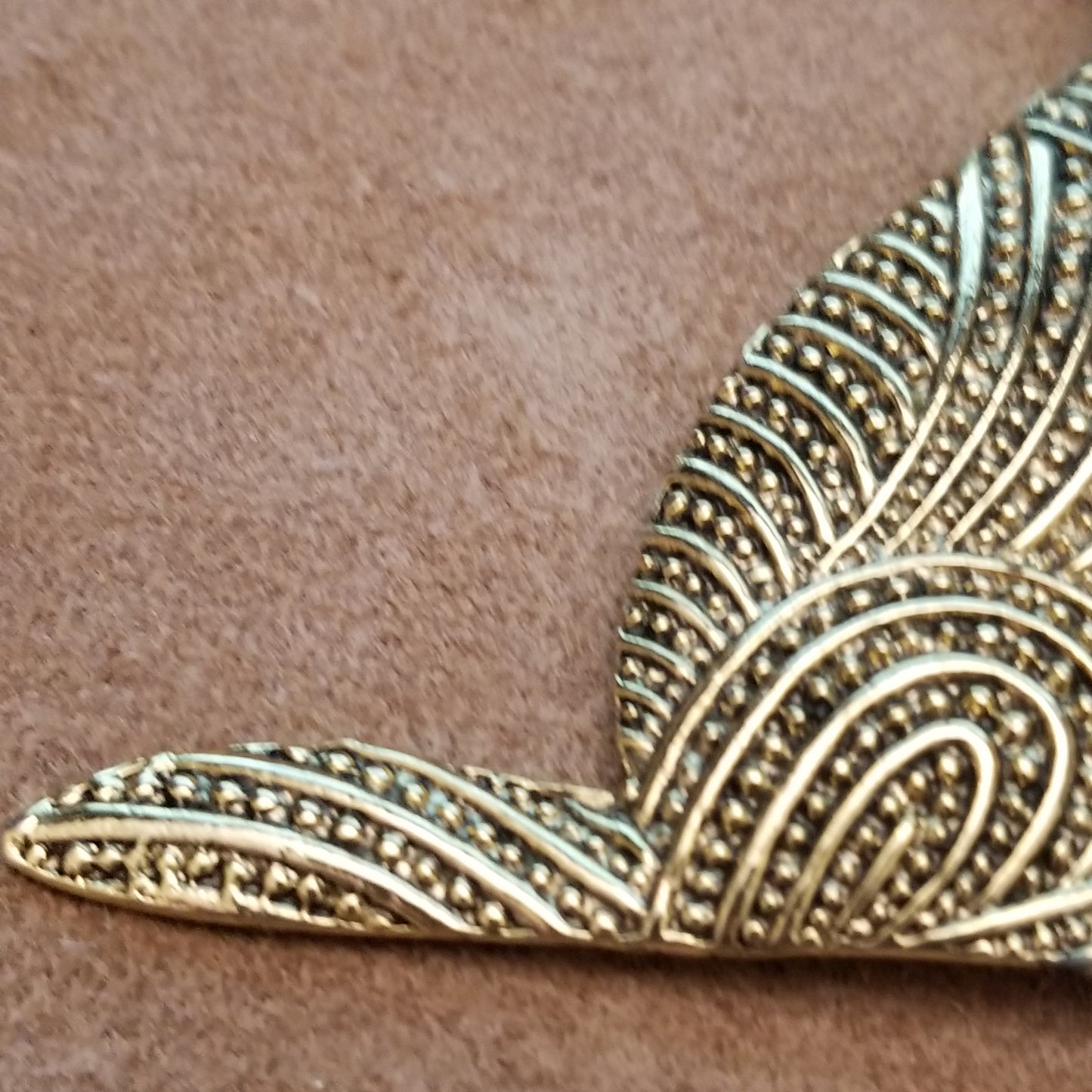 Gold Tone Howling Wolf Coyote Brooch