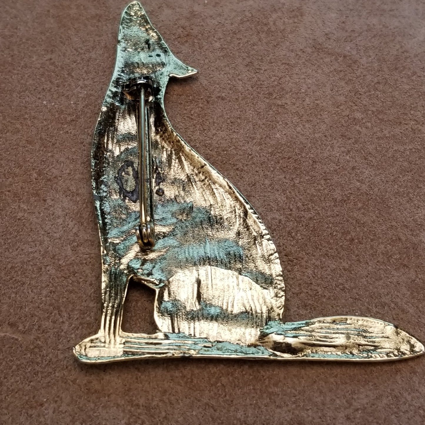 Gold Tone Howling Wolf Coyote Brooch
