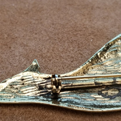 Gold Tone Howling Wolf Coyote Brooch