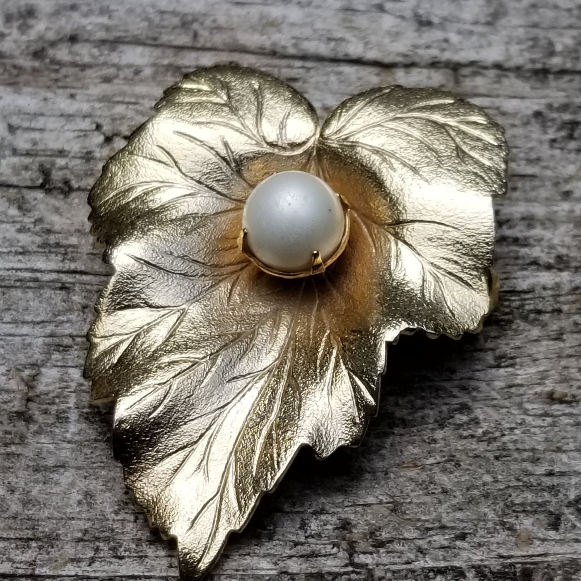 Vintage Sarah Coventry Gold Tone Leaf Brooch