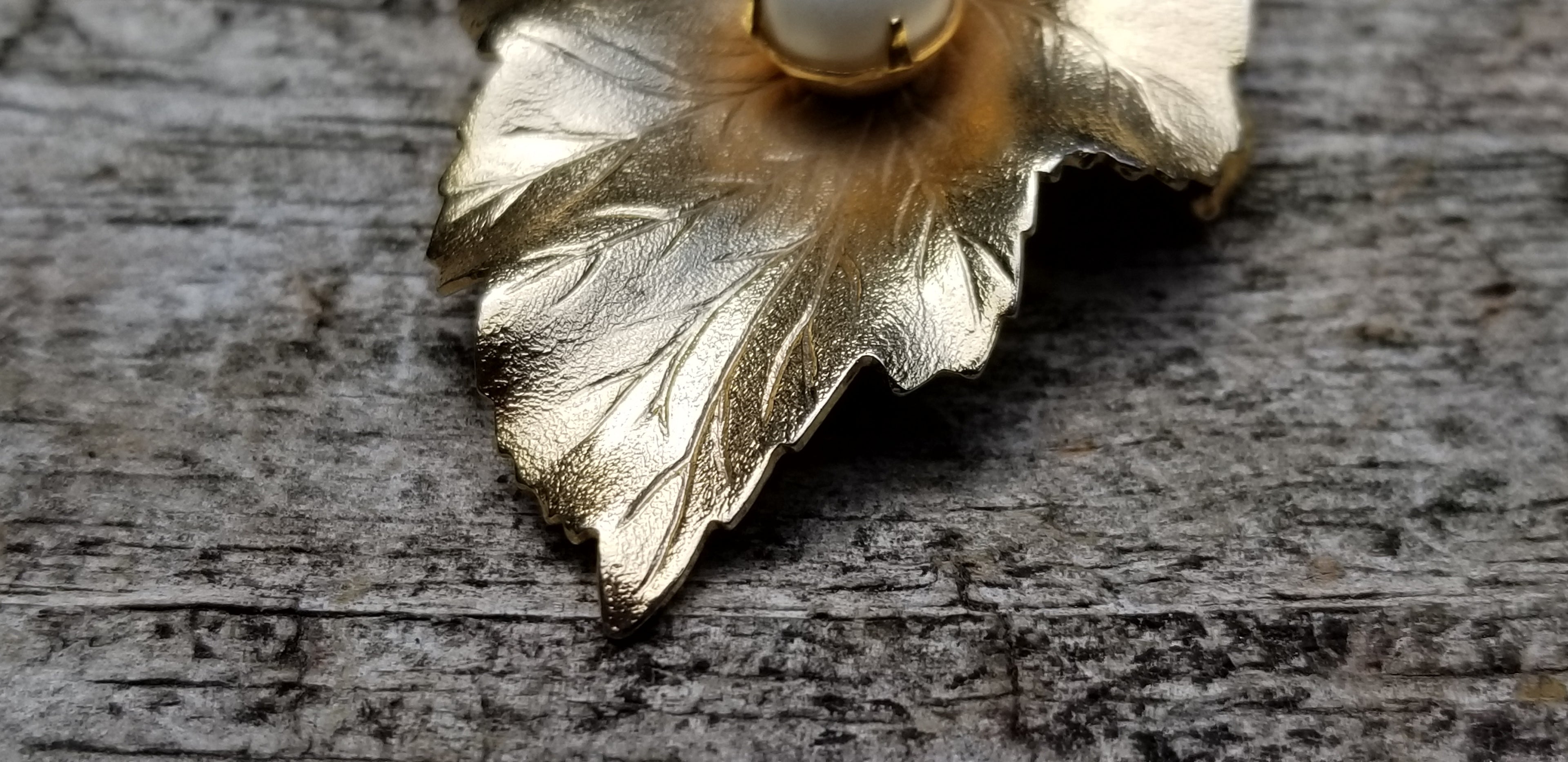Vintage Sarah Coventry Gold Tone Leaf Brooch