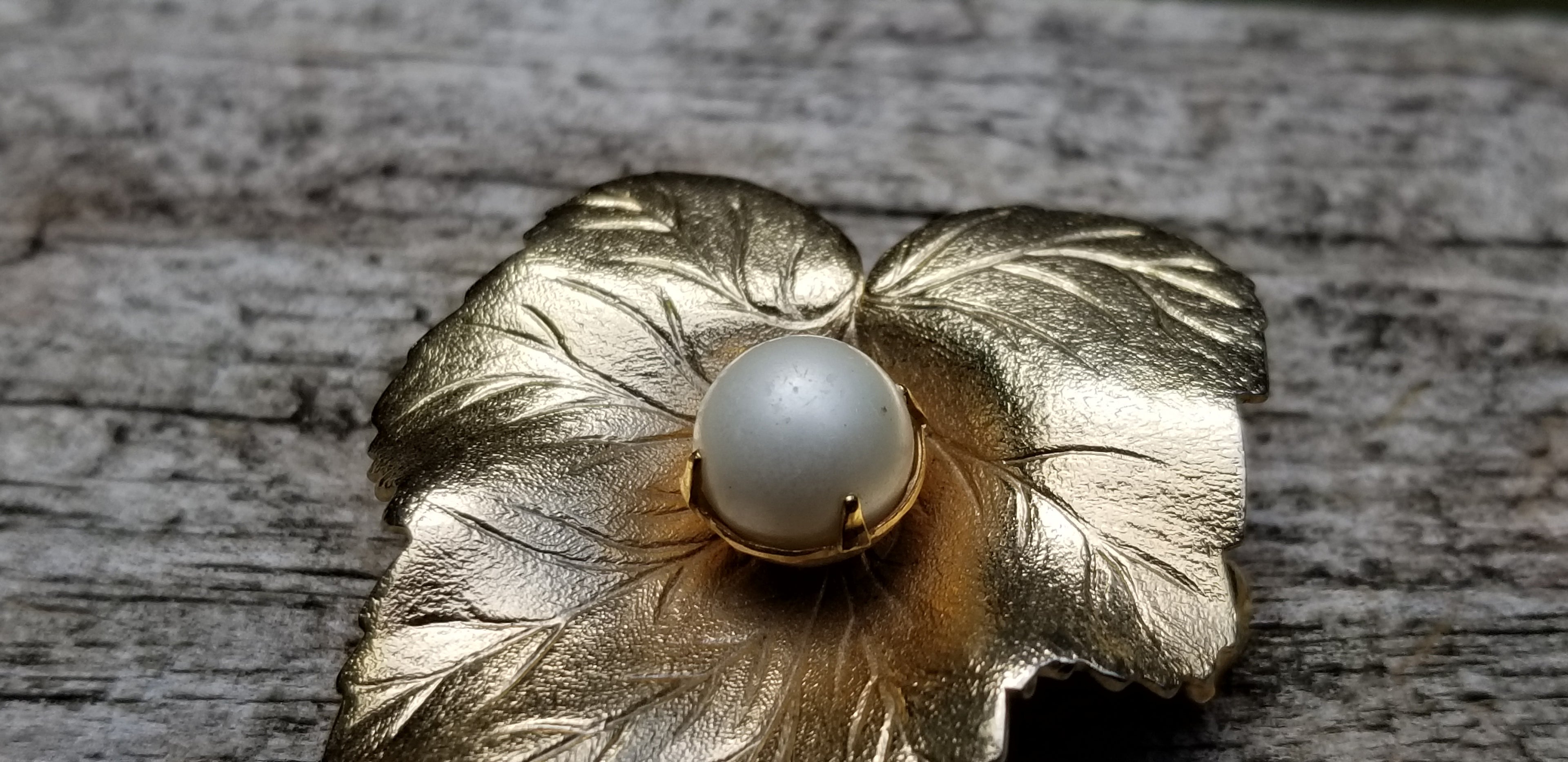 Vintage Sarah Coventry Gold Tone Leaf Brooch