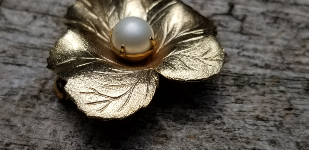 Vintage Sarah Coventry Gold Tone Leaf Brooch