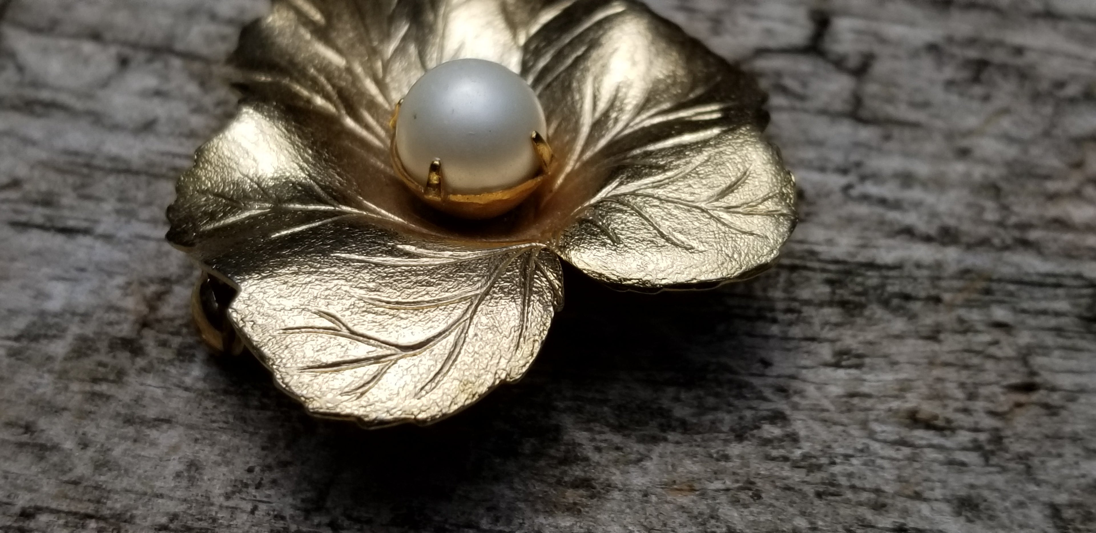 Vintage Sarah Coventry Gold Tone Leaf Brooch