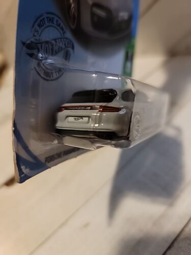 hot wheels porsche panamera turbo s e-hybrid Turismo