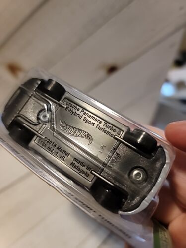 hot wheels porsche panamera turbo s e-hybrid Turismo