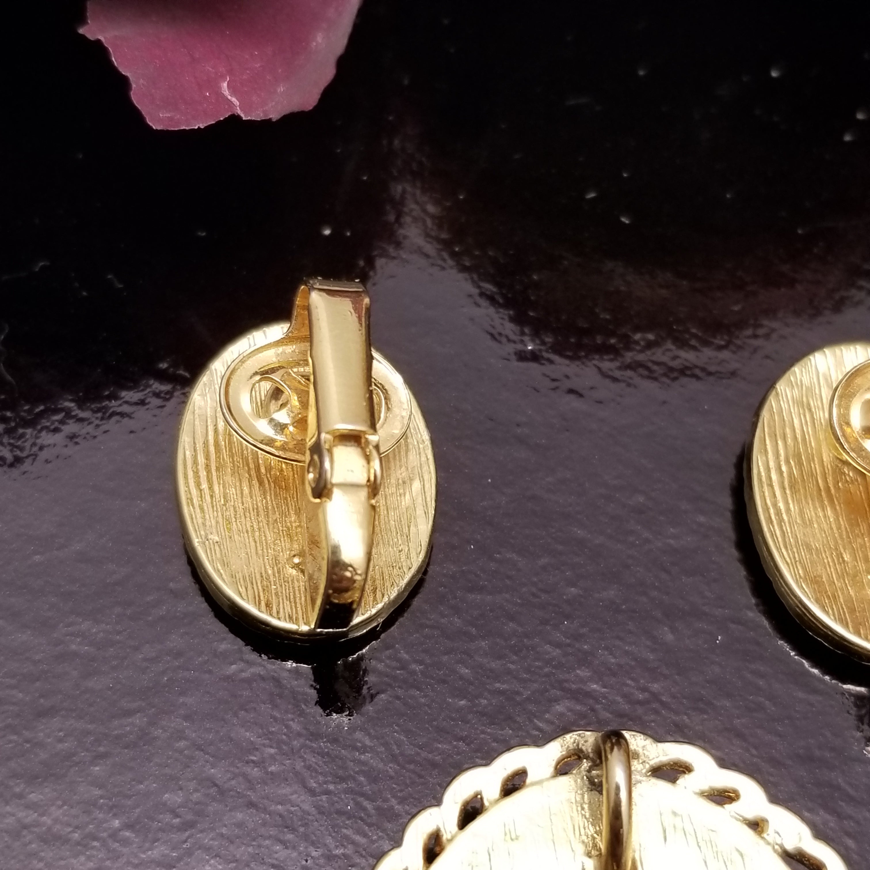 Gold Tone Right Facing Cameo Clip On Earrings And Pendant