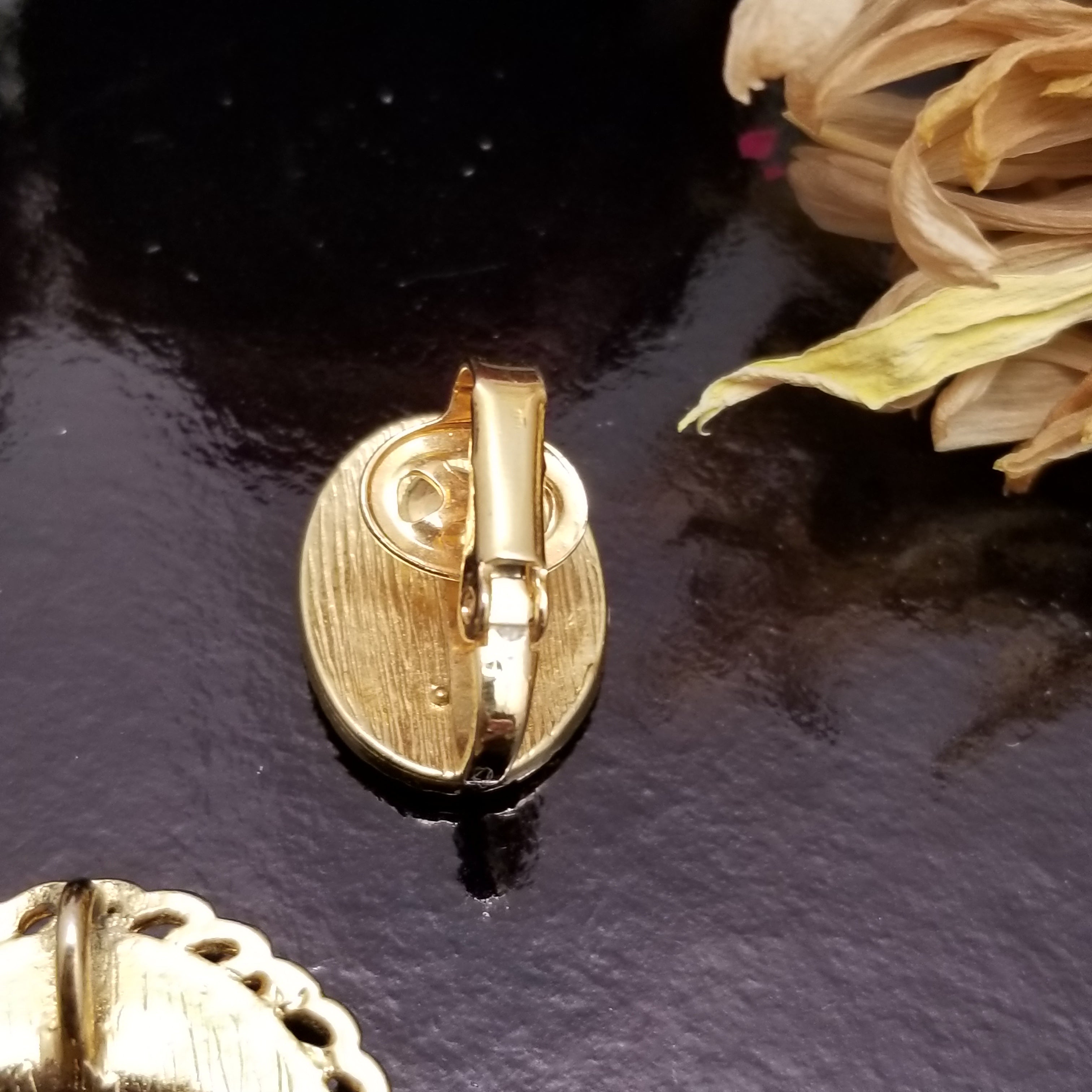 Gold Tone Right Facing Cameo Clip On Earrings And Pendant