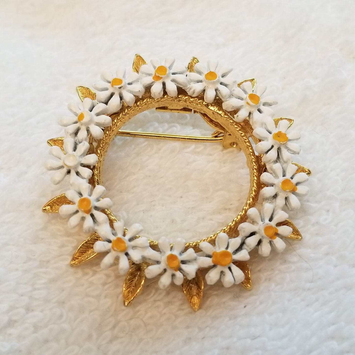 Daisy Wreath Brooch