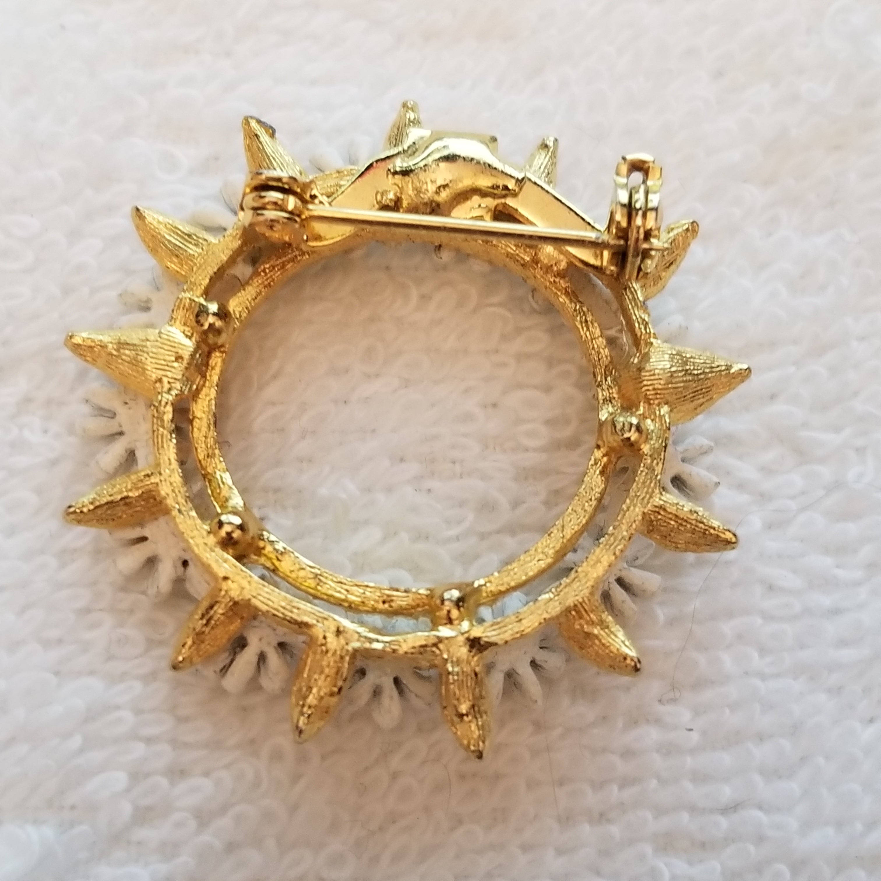 Daisy Wreath Brooch