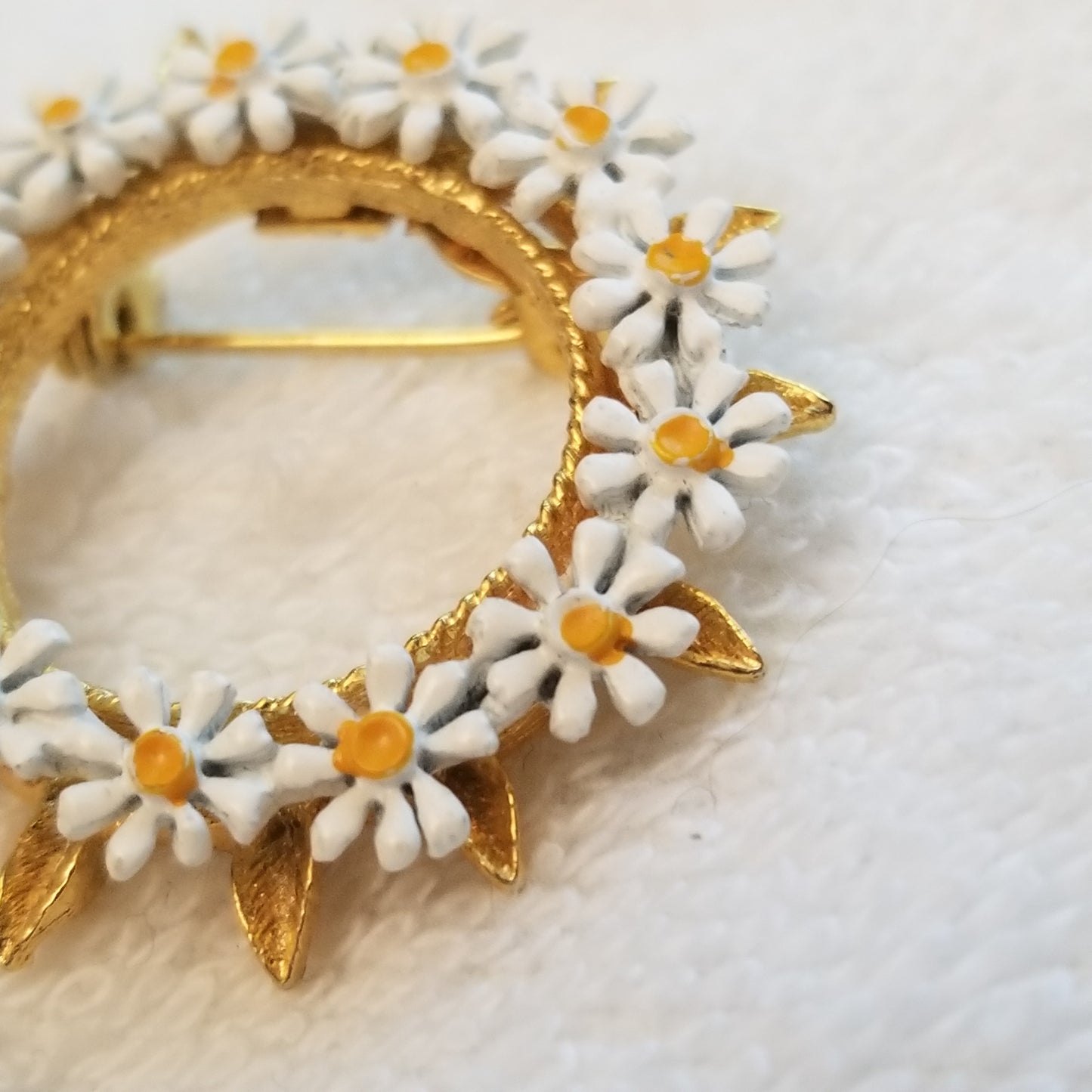 Daisy Wreath Brooch