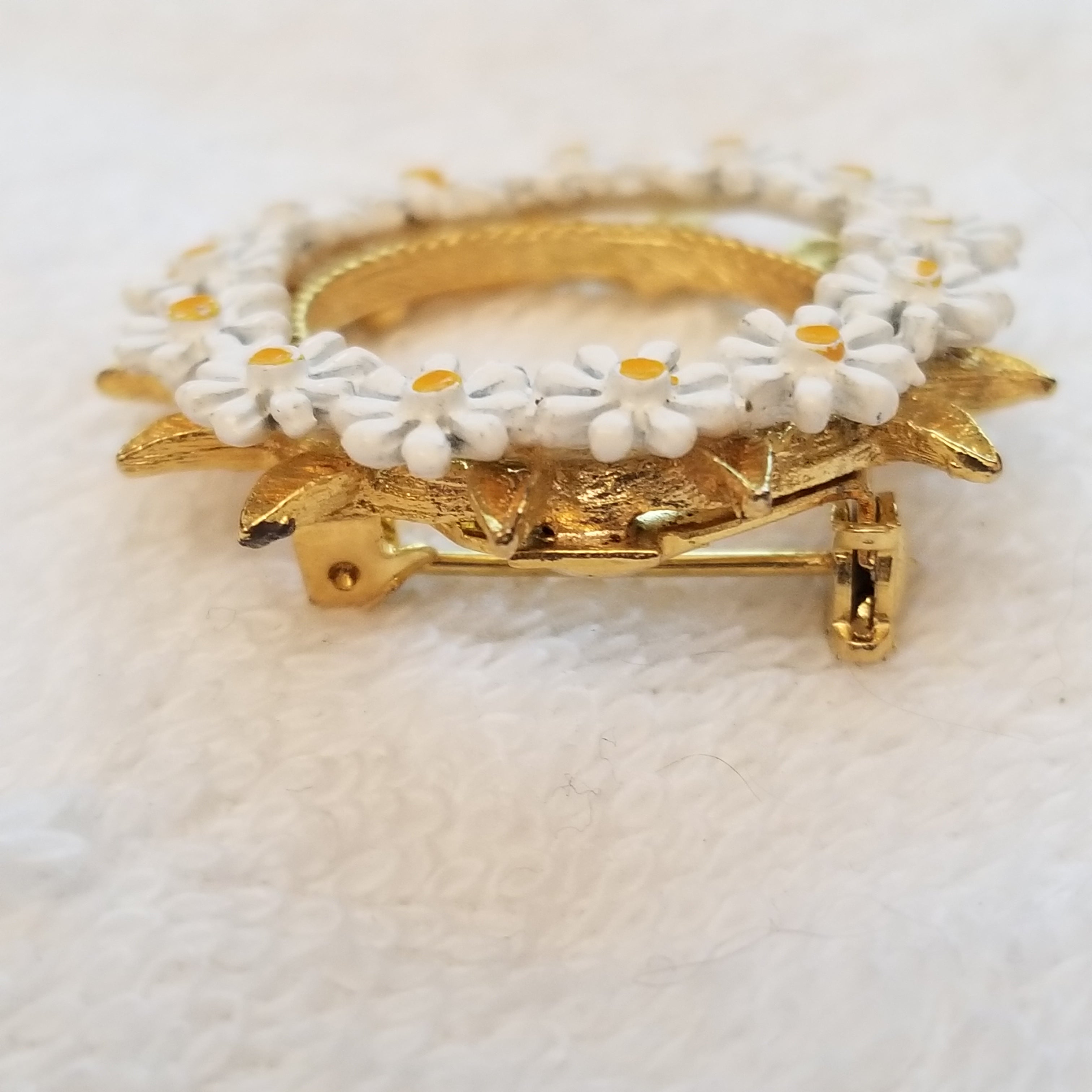 Daisy Wreath Brooch