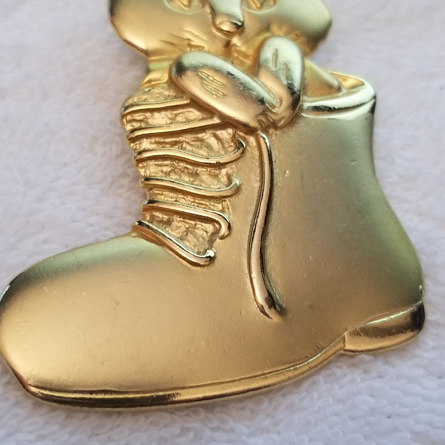 Gold Tone Cat In Boot Brooch