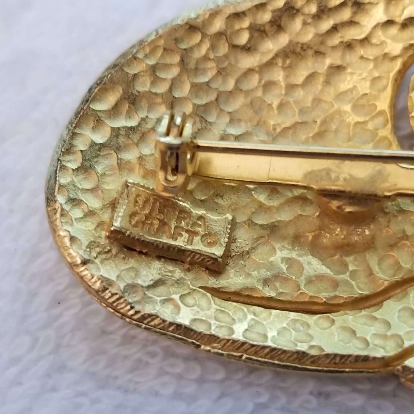 Gold Tone Chonky Cat Brooch