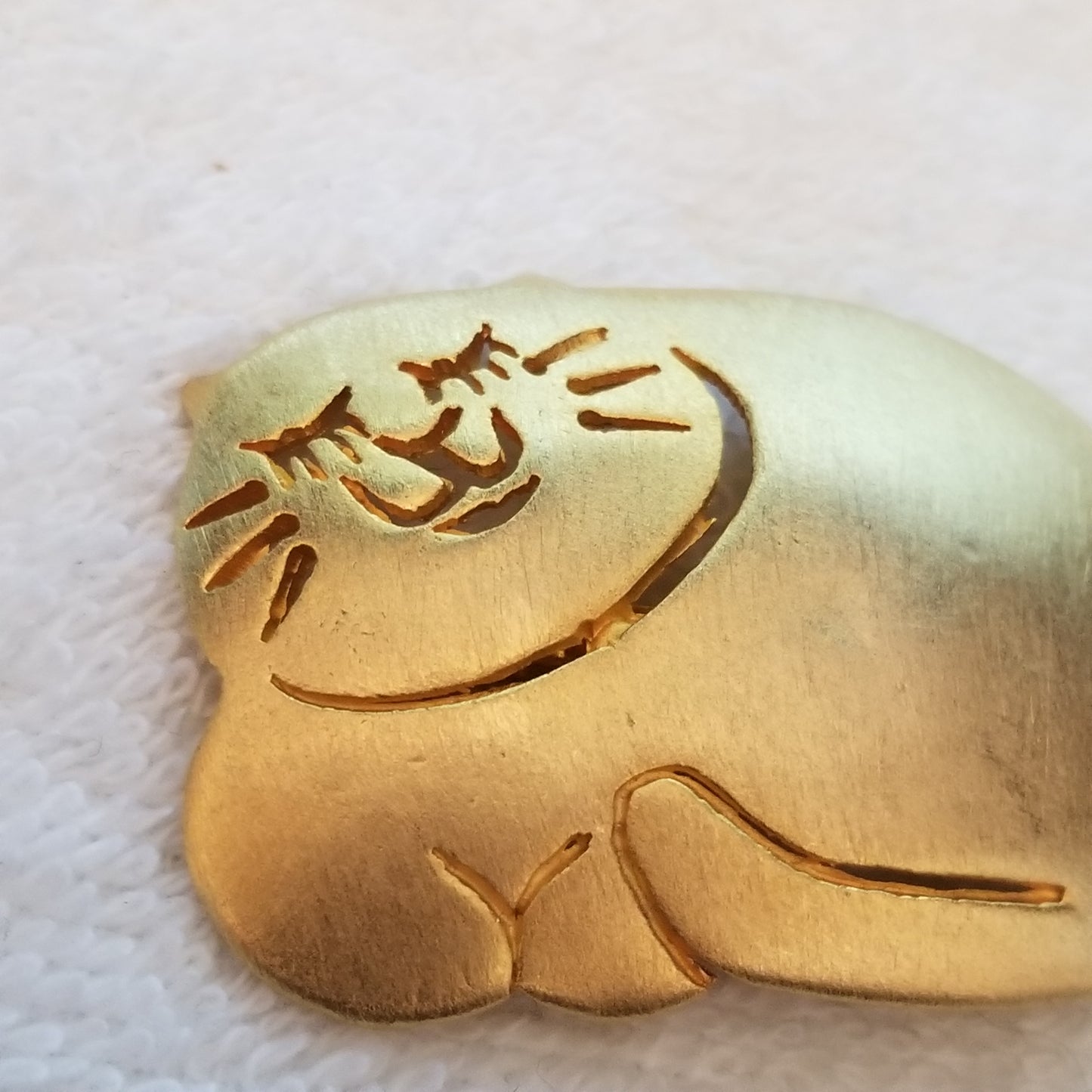 Gold Tone Chonky Cat Brooch