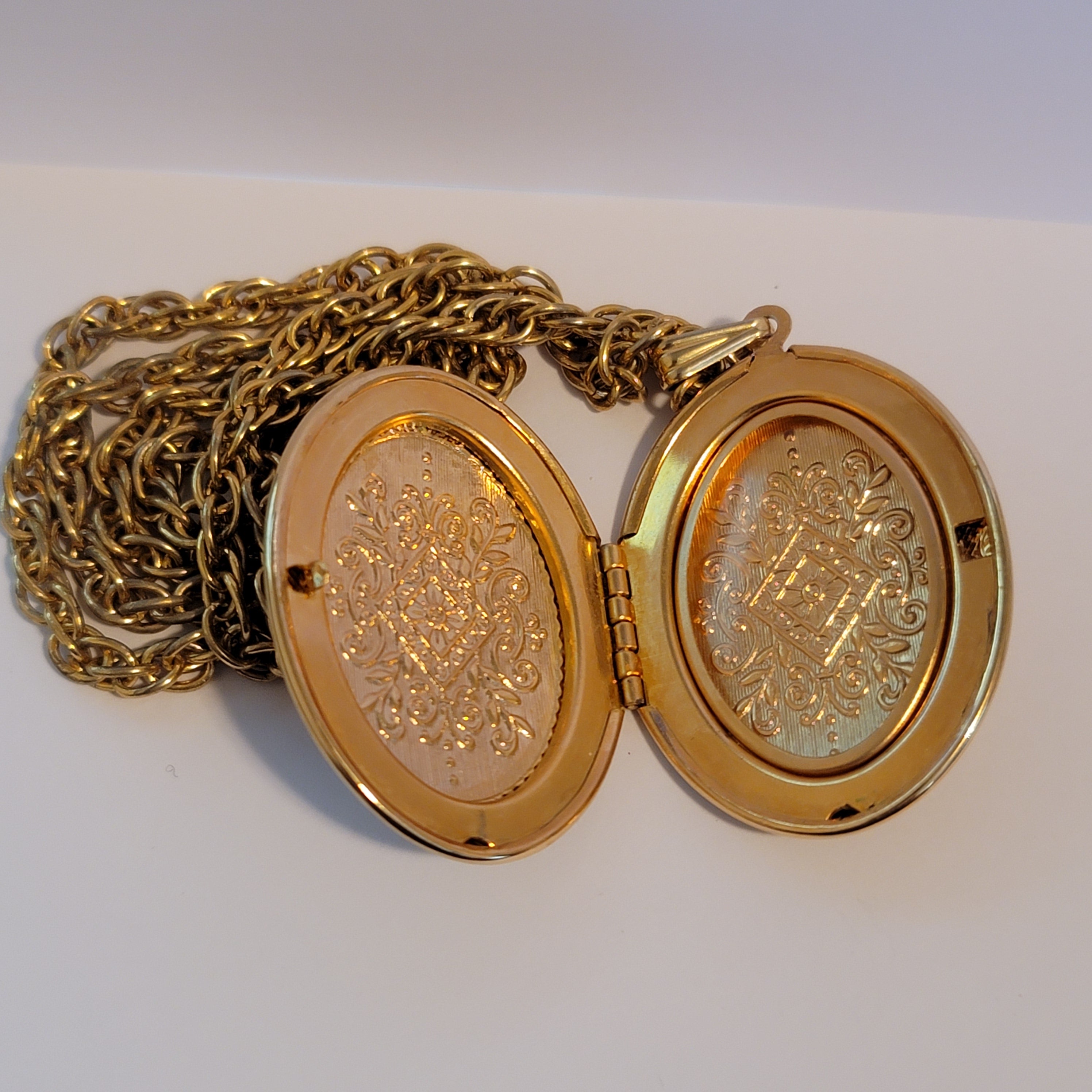 Vintage Gold Tone Locket Necklace