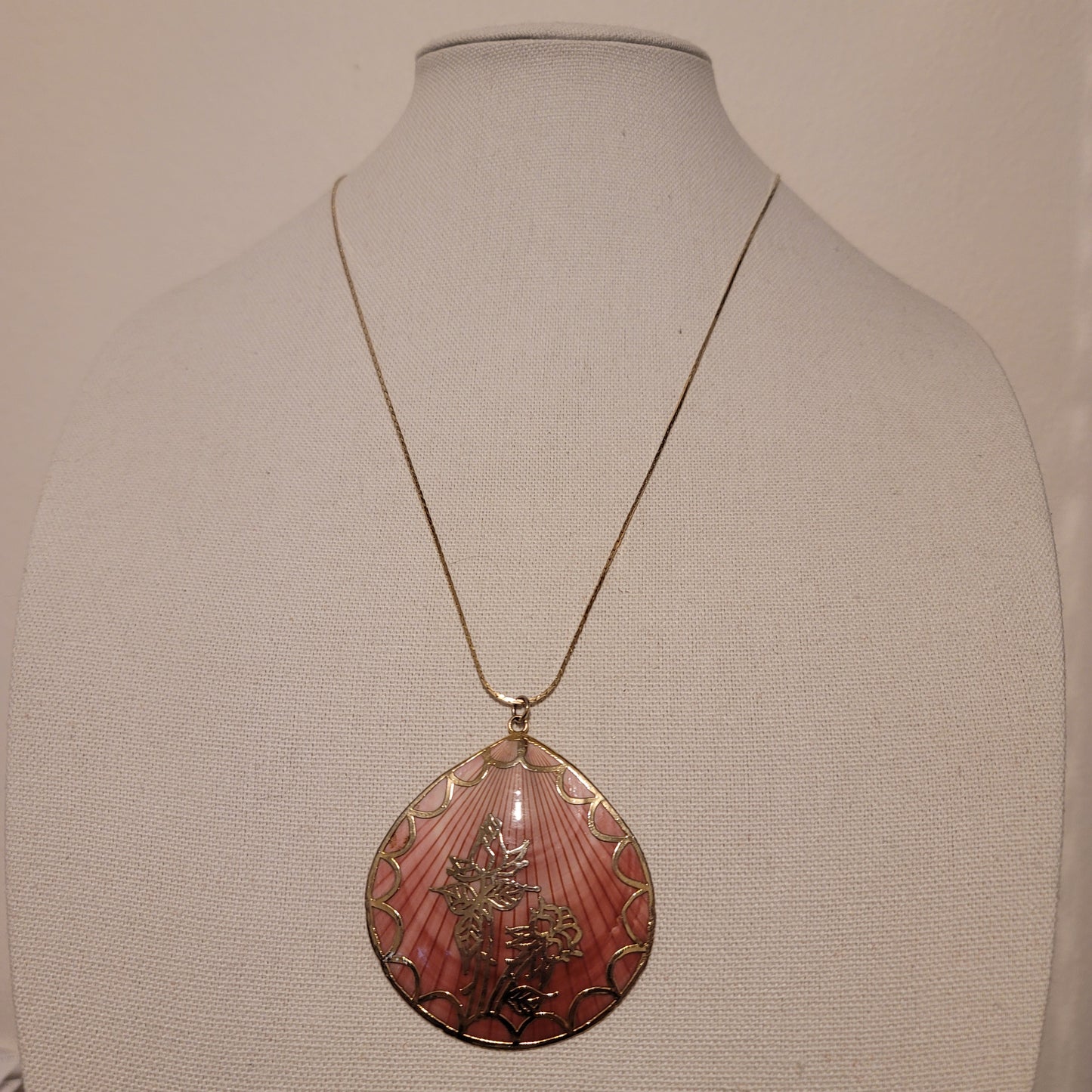Pink Gilded Sea Shell Pendant Necklace