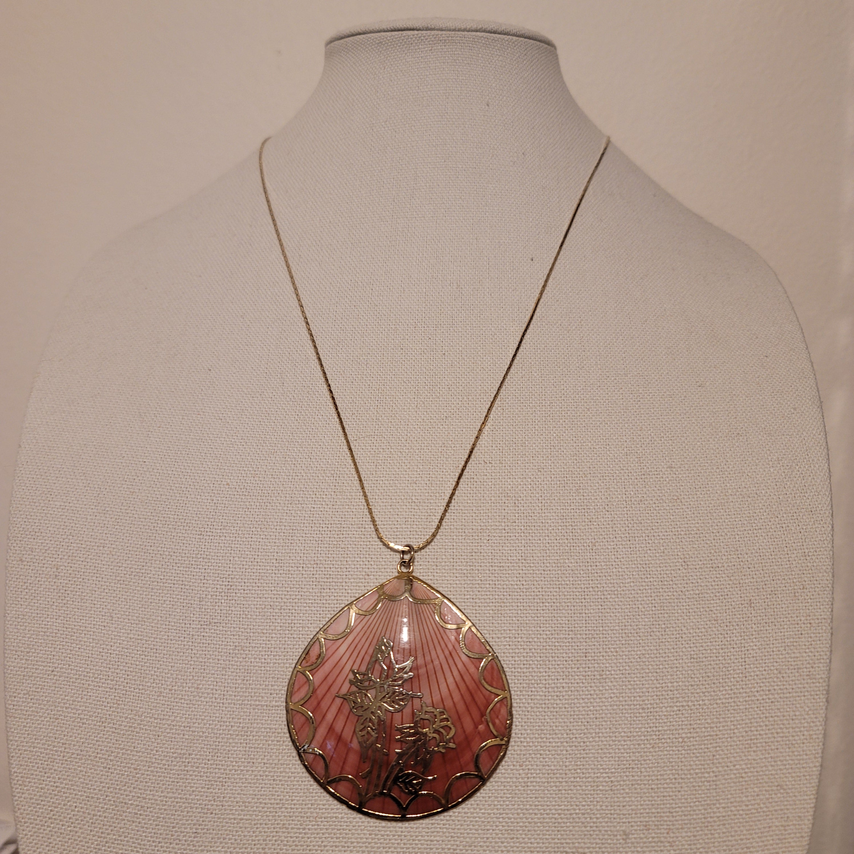 Pink Gilded Sea Shell Pendant Necklace