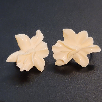 Vintage White Daphadile Earrings