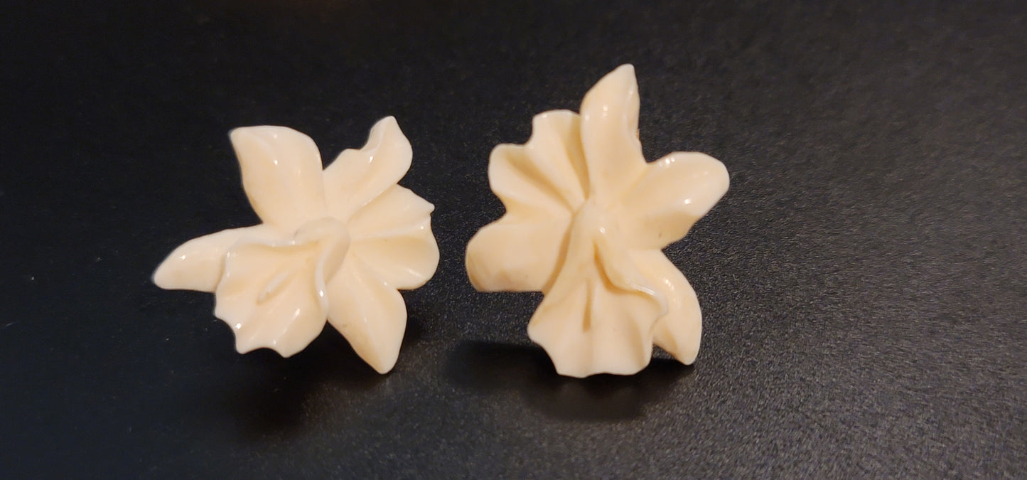 Vintage White Daphadile Earrings