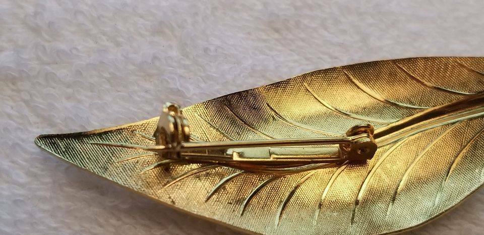 Vintage Gold Tone Leaf Brooch