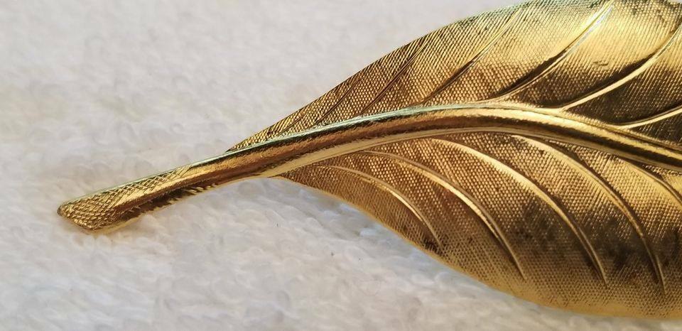 Vintage Gold Tone Leaf Brooch