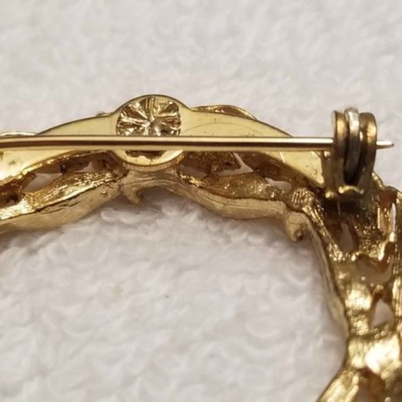 Vintage Gold Tone Rhinestone Wreath Brooch