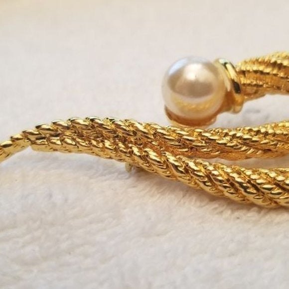 Vintage Gold Tone Faux Pearl Brooch