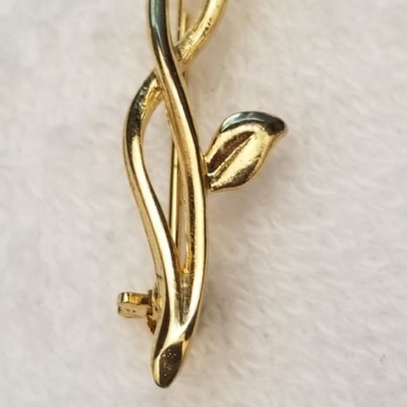 Small Vintage Gold Tone Rose Brooch